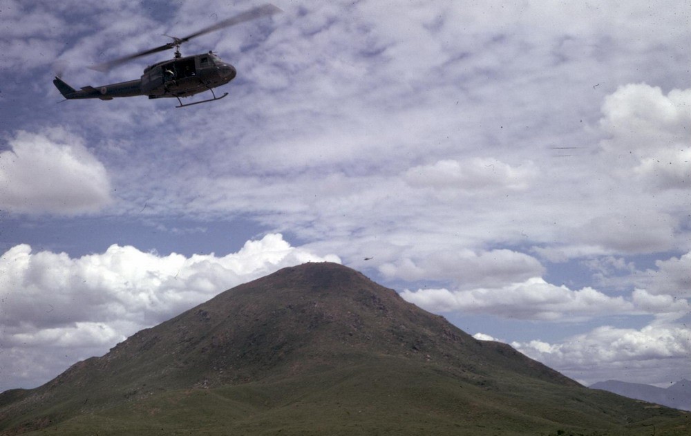 Một chiếc trực thăng Uh-4 của Mỹ bay ngang qua núi Chóp Chài ở Phú Yên trong cuộc  chiến tranh Việt Nam, năm 1966.