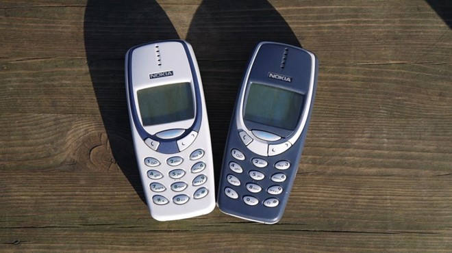  Nokia 3310: Đây là mẫu điện thoại đại diện cho năm 2000. Thiết kế đẹp, chắc chắn và thương hiệu Nokia, 3310 là chiếc  điện thoại di động được nhiều người ao ước vào thời điểm đó. Theo các hãng thống kê, đã có hơn 126 triệu chiếc Nokia 3310 được bán ra trên toàn cầu.