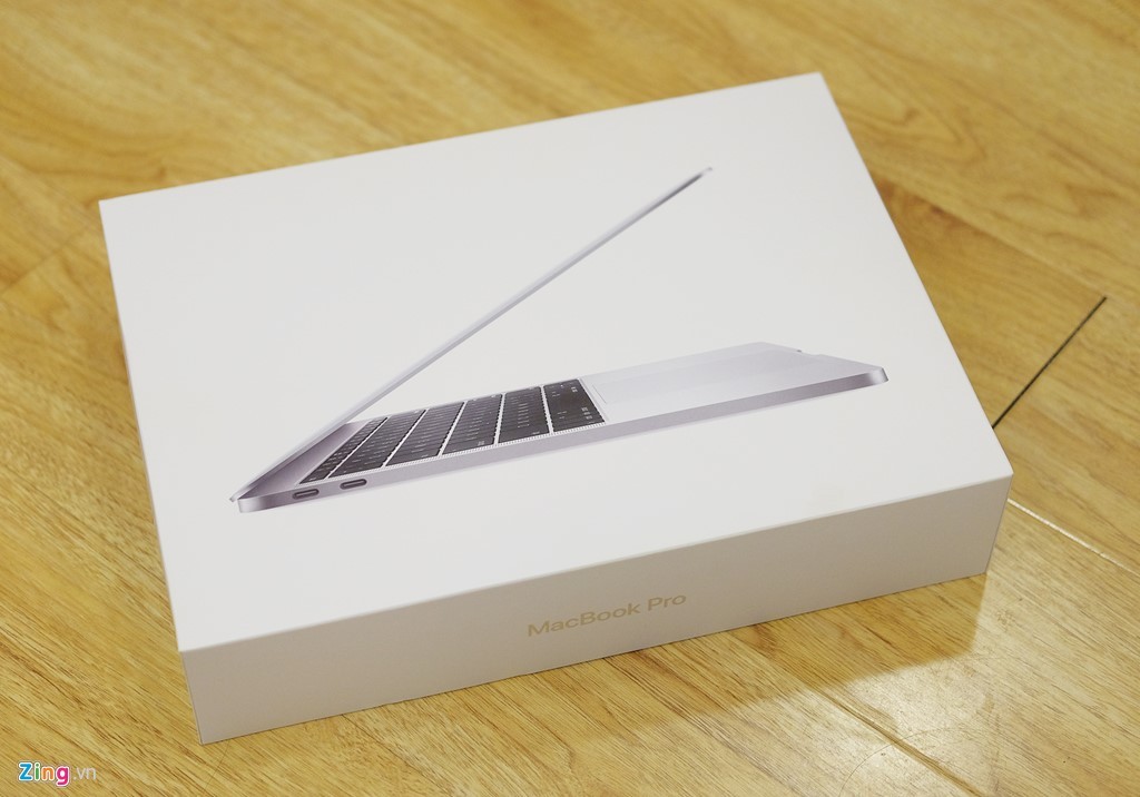 Chỉ hai ngày sau khi ra mắt,  MacBook Pro 2016 đã có mặt tại Việt Nam. Đây là phiên bản thường, không có màn hình Touch Bar.