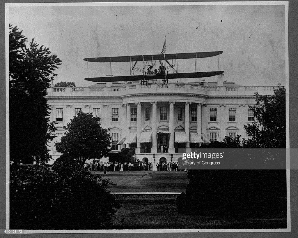 Máy bay của phi công huyền thoại Harry Atwood hạ cánh trên  Nhà Trắng ngày 14/7/1911. Ảnh: GettyImages.