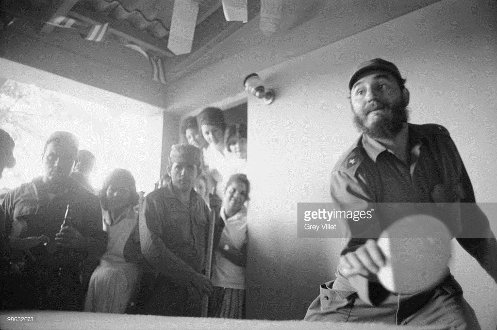  Lãnh tụ Fidel Castro chơi bóng bàn trong sự cổ vũ của người dân, tháng 6/1964. Ảnh: Getty.