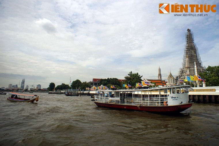 Không chỉ là một thắng cảnh nổi tiếng của thủ đô Bangkok, Thái Lan, sông Chao Phraya còn là nơi diễn ra một hiện tượng thiên nhiên rất thú vị, đó là  hiện tượng cá nổi.