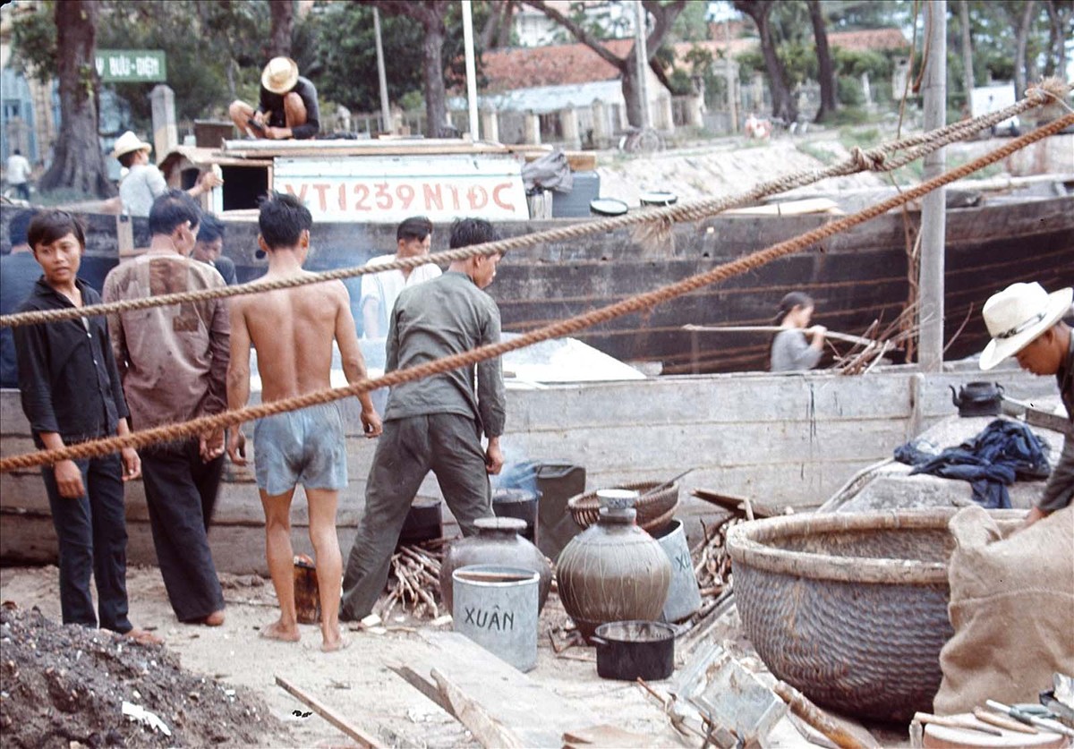 Những ngư dân sửa soạn đồ dùng, thực phẩm... cho chuyến ra khơi tại một bến cá ở Vũng Tàu năm 1966.