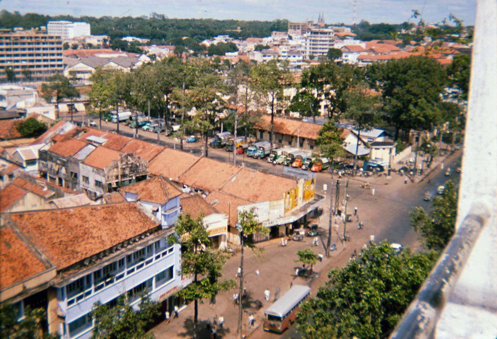 Ngã tư Trần Hưng Đạo - Nguyễn Thái Học khách sạn Plaza, 135 Trần Hưng Đạo,  Sài Gòn năm 1965.