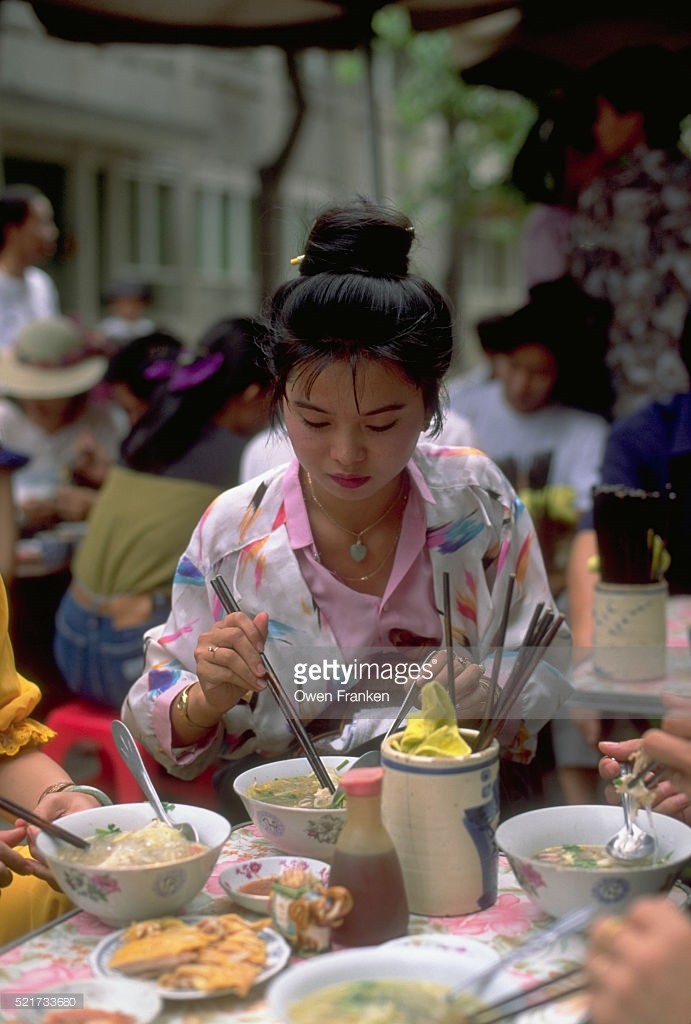 Người đẹp ăn phở ở  Sài Gòn đầu thập niên 1990. Ảnh: Getty.