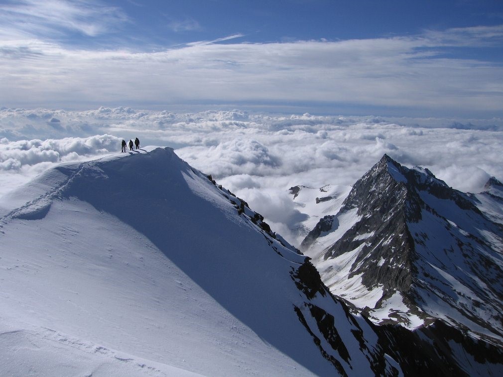 Tác giả Jim Metcalf đạt giải tháng 1 với bức ảnh chụp các nhà leo núi chinh phục đỉnh Weismiess, Saas Fee, thuộc dãy Alpes nằm trên biên giới Thụy Sĩ và Italy. Cuộc thi ảnh này được tờ The Guardian (Anh) tổ chức hàng tháng về chủ đề du lịch. Hàng nghìn bức ảnh do du khách và độc giả khắp nơi trên thế giới đã gửi về dự thi.