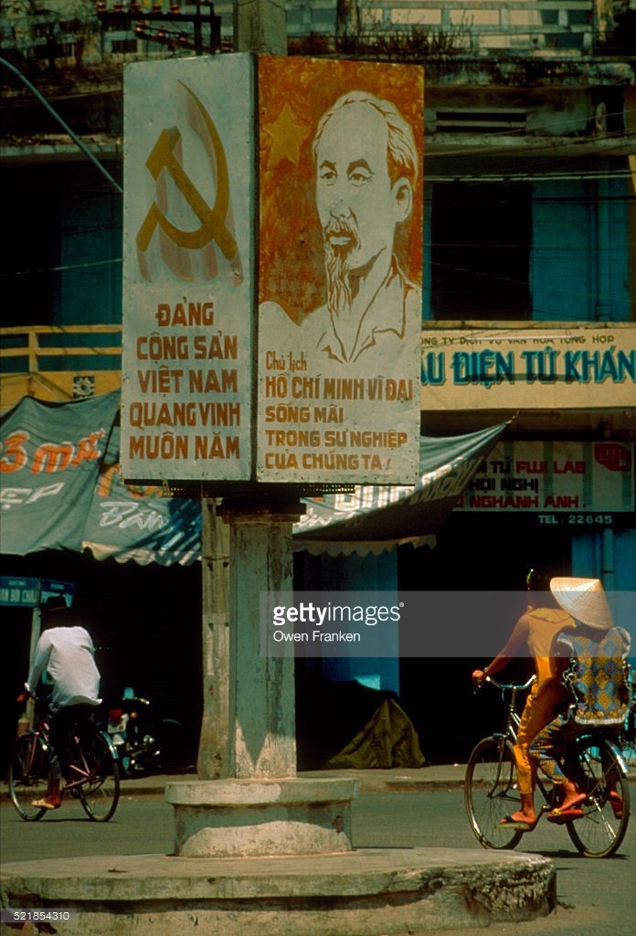 Một góc phố ở trung tâm Nha Trang, Khánh Hòa,  Việt Nam đầu thập niên 1990.