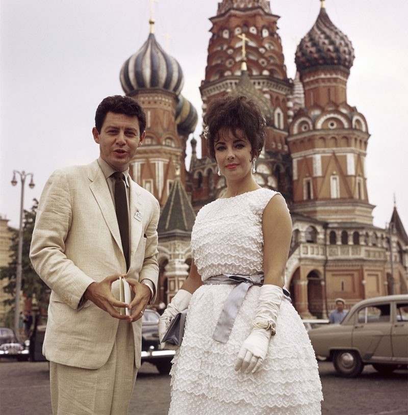  Siêu sao quốc tế Elizabeth Taylor (phải) và danh ca Eddie Fisher (trái) ở Quảng trường Đỏ, Moscow năm 1961.