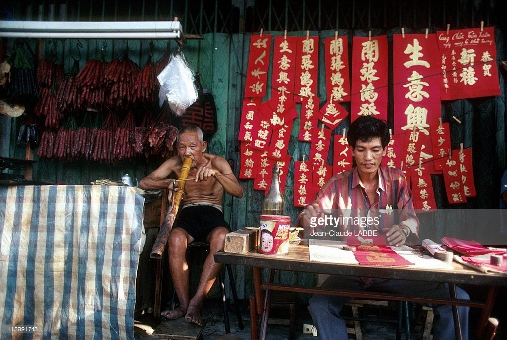 Một quầy bán câu đối  Tết ở khu vực Chợ Lớn, TP HCM tháng 1/1991. Ảnh: Getty.