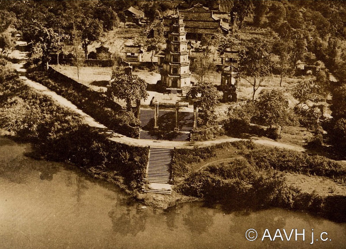 Toàn cảnh chùa Thiên Mụ với tháp Phước Duyên ở vị trí trung tâm, năm 1920. Hình ảnh nằm trong loạt ảnh về  kinh thành Huế thời thuộc địa chụp từ máy bay do trang mạng Hiệp hội bằng hữu Huế xưa của Pháp (Aavh.org) đăng tải.