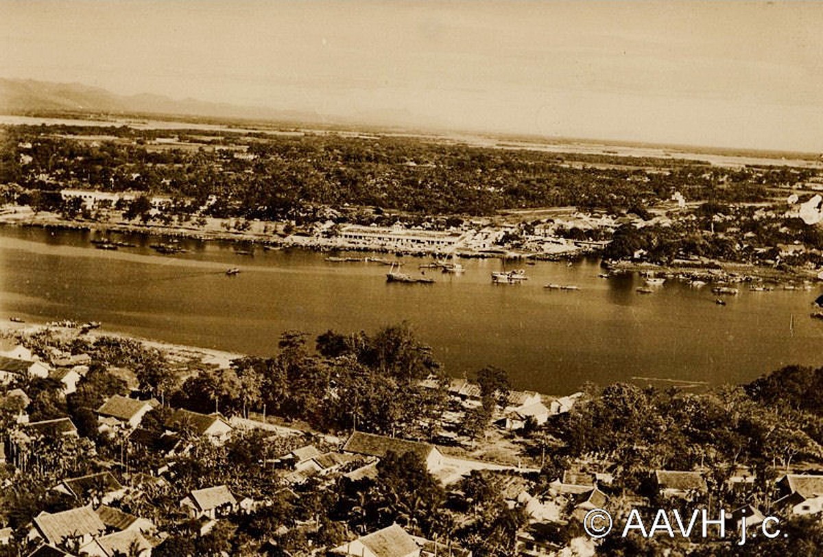 Đoạn sông Hương chảy qua kinh thành Huế, bên kia sông là chợ Đông Ba, 1947. Hình ảnh nằm trong loạt ảnh về  kinh thành Huế thời thuộc địa chụp từ máy bay do trang mạng Hiệp hội bằng hữu Huế xưa của Pháp (Aavh.org) đăng tải.