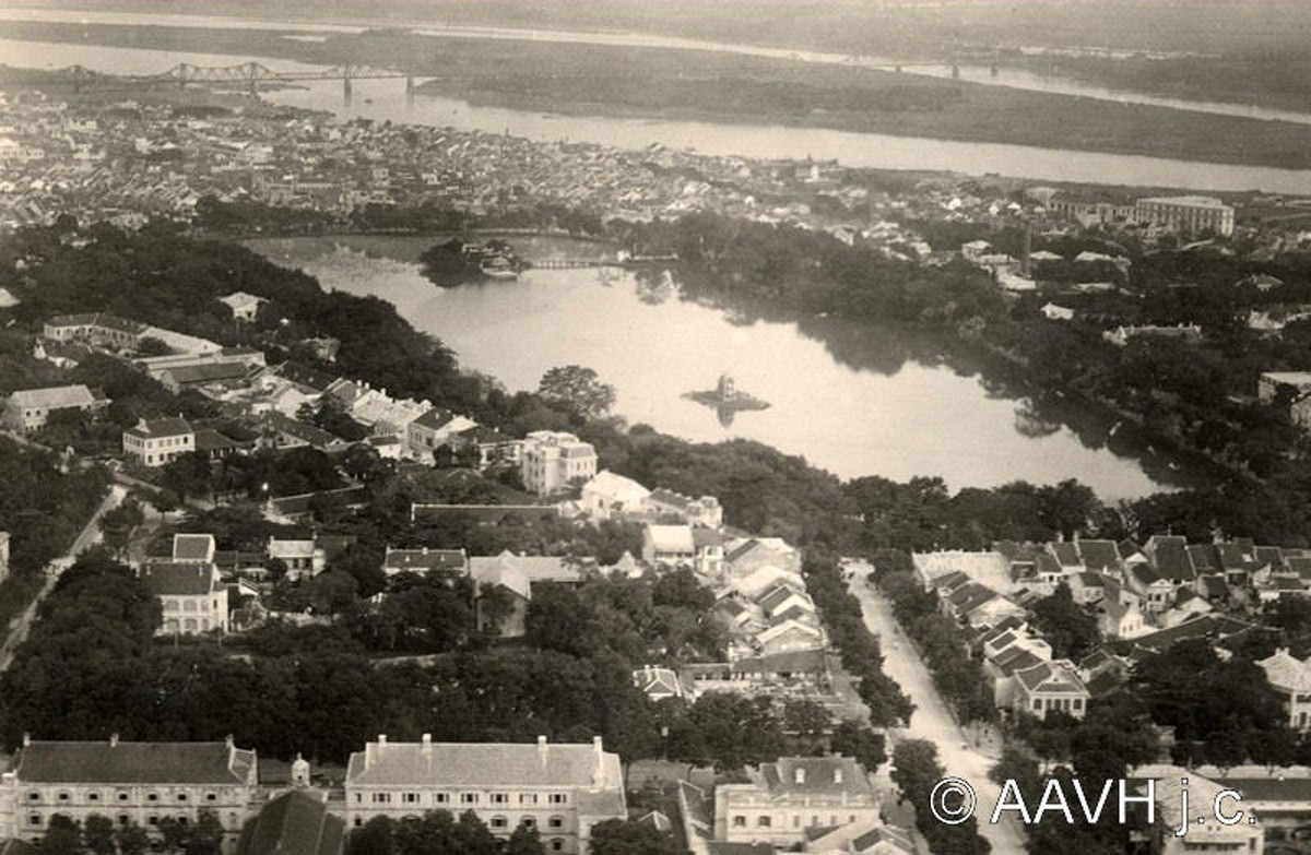 Hồ Hoàn Kiếm năm 1930. Hình ảnh nằm trong loạt không ảnh  Hà Nội thời thuộc địa do trang mạng Hiệp hội bằng hữu Huế xưa của Pháp (Aavh.org) đăng tải.