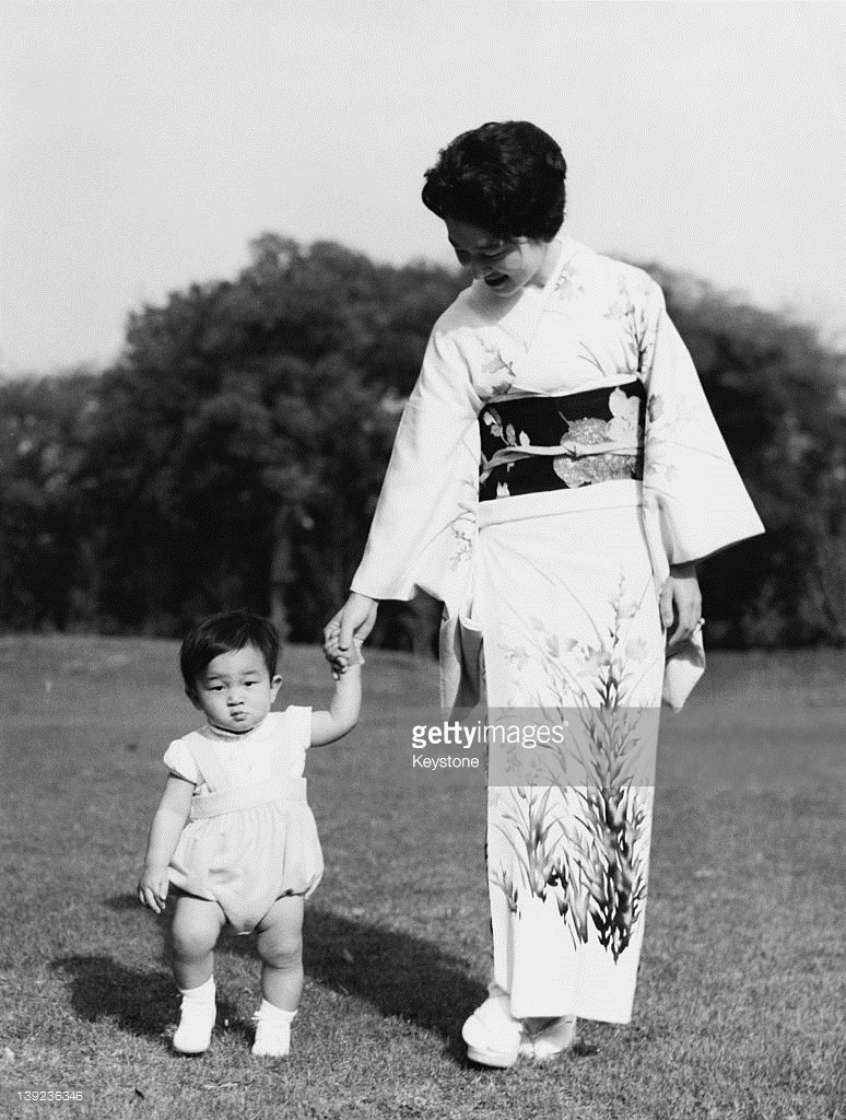  Thái tử Naruhito sinh ngày 23/2/1960. Theo lời kể, ông đã có một thời thơ ấu hạnh phúc với nhiều thú vui khác nhau như âm nhạc, leo núi, cưỡi ngựa. Ông thường chơi đùa với những đứa trẻ của gia đình quan thị vệ hoàng gia và là một fan hâm mộ đội bóng chày Yomiuri Giants ở Tokyo. Ảnh: Thái tử Naruhito cùng mẹ ở Hoàng cung ngày 8/5/1961 - Gettyimages.com