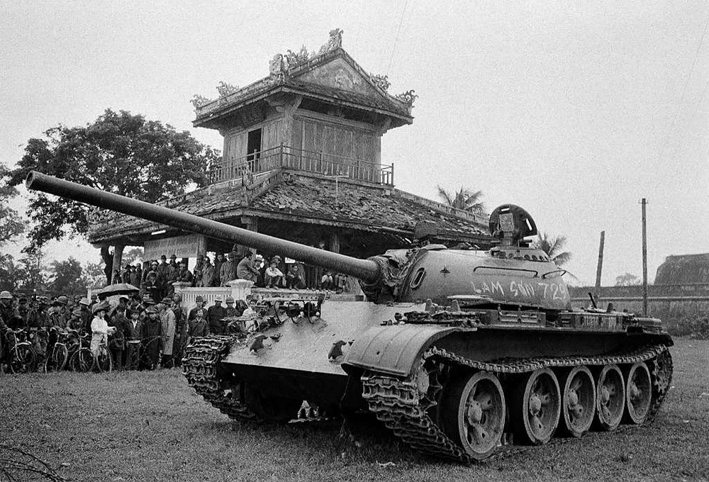 Xe tăng T-54 do quân đội Sài Gòn thu từ lực lượng Giải phóng trong chiến dịch Lam Sơn trong  chiến tranh Việt Nam được trưng bày bên Phu Văn Lâu ở Hoàng thành Huế, tháng 4/1972. Ảnh: AP Photo/ Nick Ut.