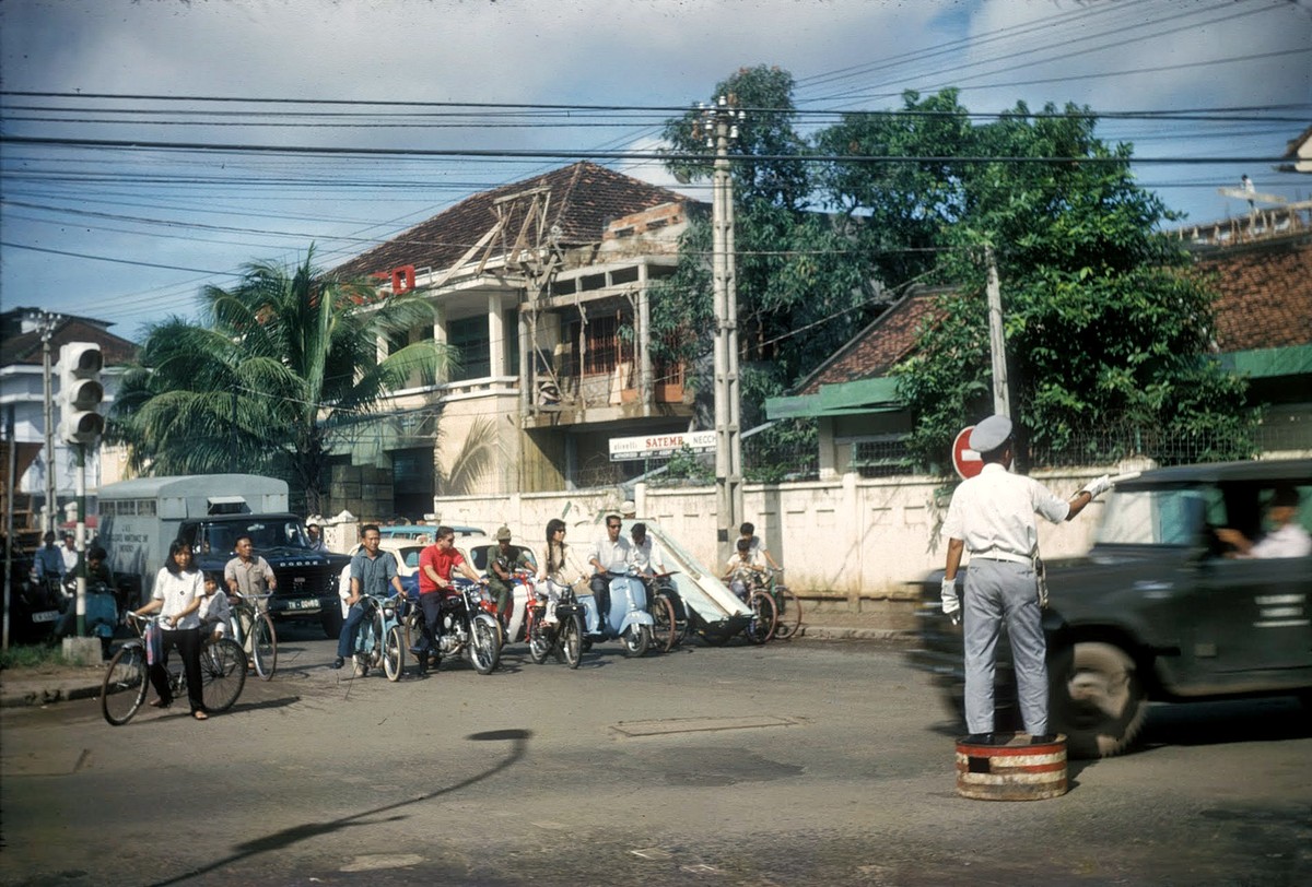 Cảnh sát giao thông tác nghiệp ở ngã tư Công Lý - Yên Đổ (nay là ngã tư Nam Kỳ Khởi Nghĩa - Lý Chính Thằng),  Sài Gòn năm 1966. Ảnh: Douglas Ross