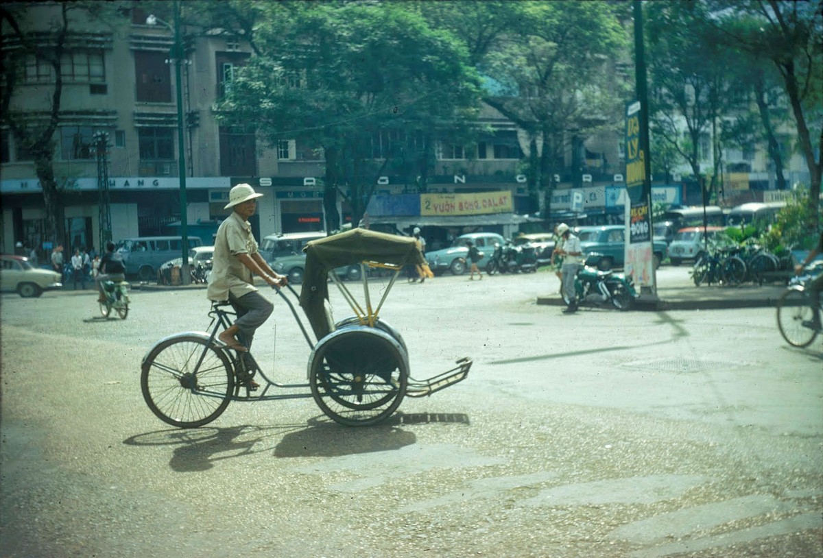 Một góc đại lộ Nguyễn Huệ,  Sài Gòn năm 1966. Ảnh: Douglas Ross