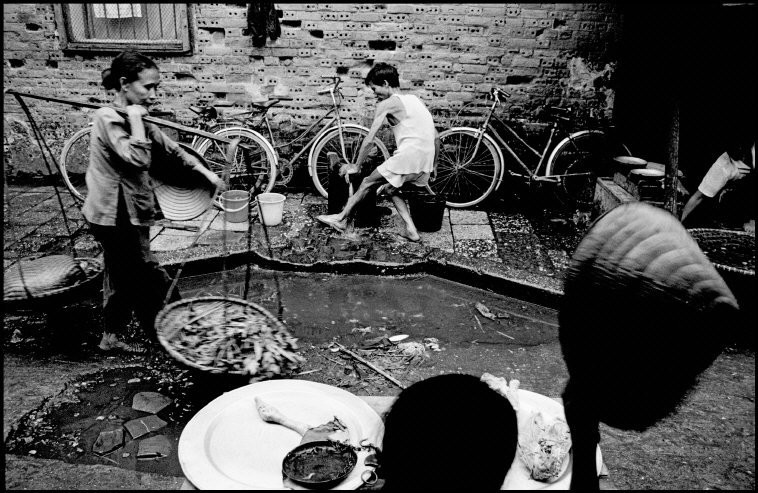 Một góc chợ cóc  Hà Nội năm 1990. Ảnh: Larry Towell - Magnumphotos.com