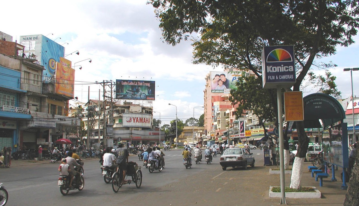 Khu vực ngã sáu Phù Đổng,  Sài Gòn năm 2002. Thời gian này người đi xe máy chưa phải đội mũ bảo hiểm. Ảnh: Pensfans.com.