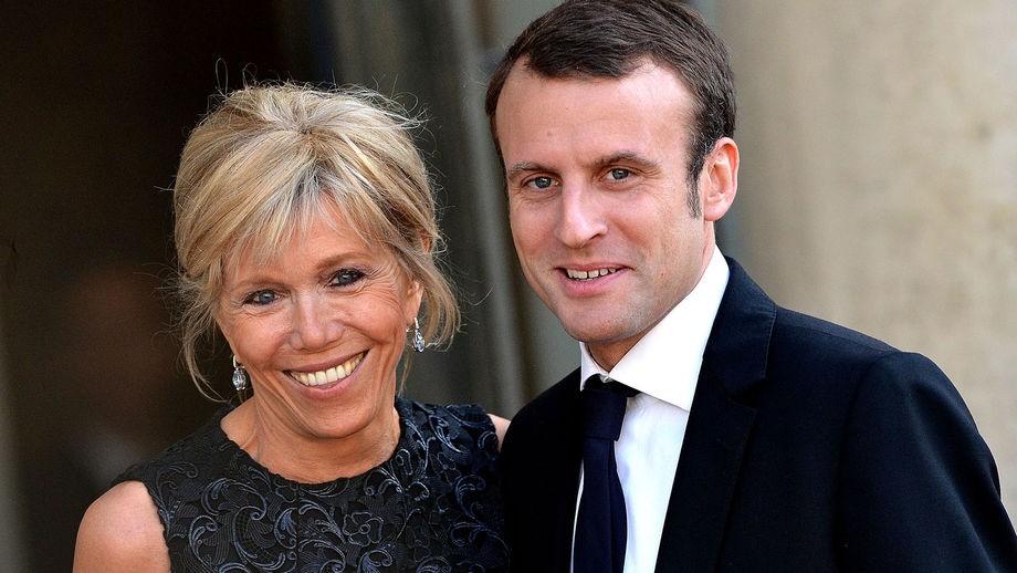  Mối tình giữa cô giáo với học trò. Vào năm 15 tuổi, ông  Emmanuel Macron lần đầu gặp bà Brigitte Trogneux, khi đó là một giáo viên dạy tiếng Pháp. Mối quan hệ tình cảm của họ đã này sinh không lâu sau đó. Ảnh: Gala.