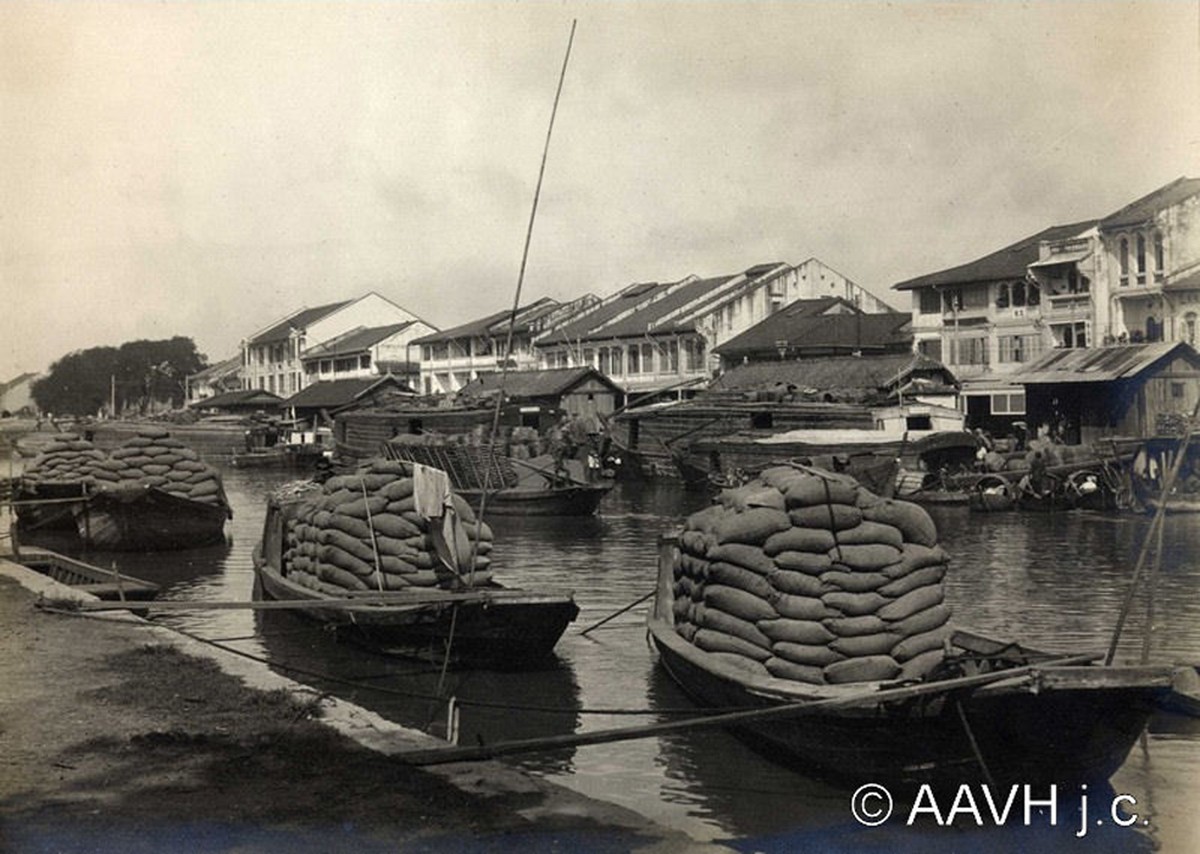 Những con thuyền chở gạo trên kênh Tàu Hủ,  Chợ Lớn năm 1925. Ảnh: Aavh.org.