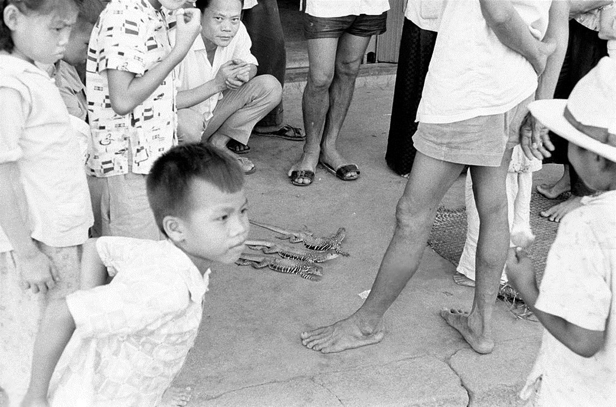  Trẻ em Sài Gòn bán những con dông đất trên phố, 1959. Ảnh: Getty.