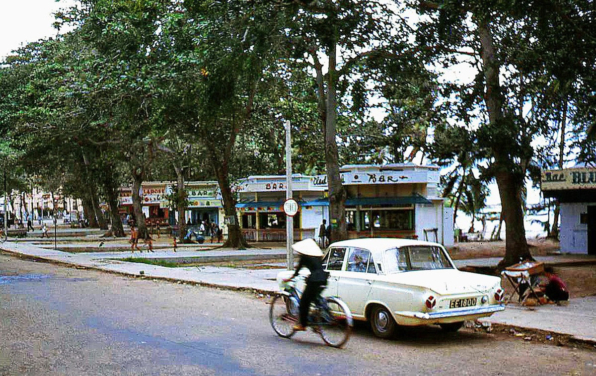 Dãy quán bar trên đường Quang Trung, Bãi Trước  Vũng Tàu năm 1967. Ảnh: Bruce Tremellen.