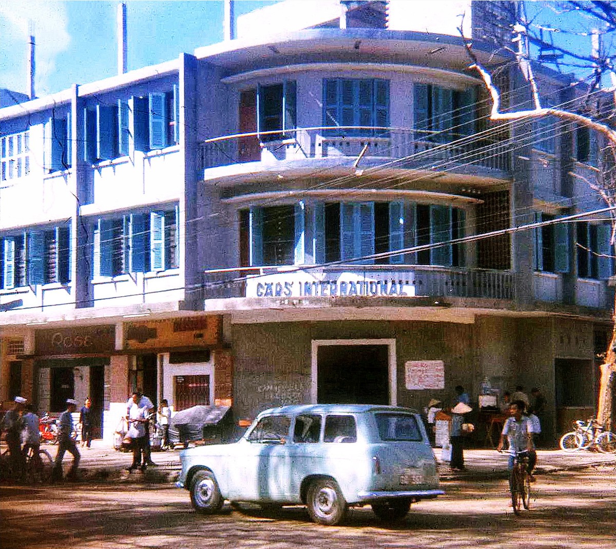 Đại lý xe hơi Cars International ở  Vũng Tàu năm 1967. Ảnh: Bruce Tremellen.