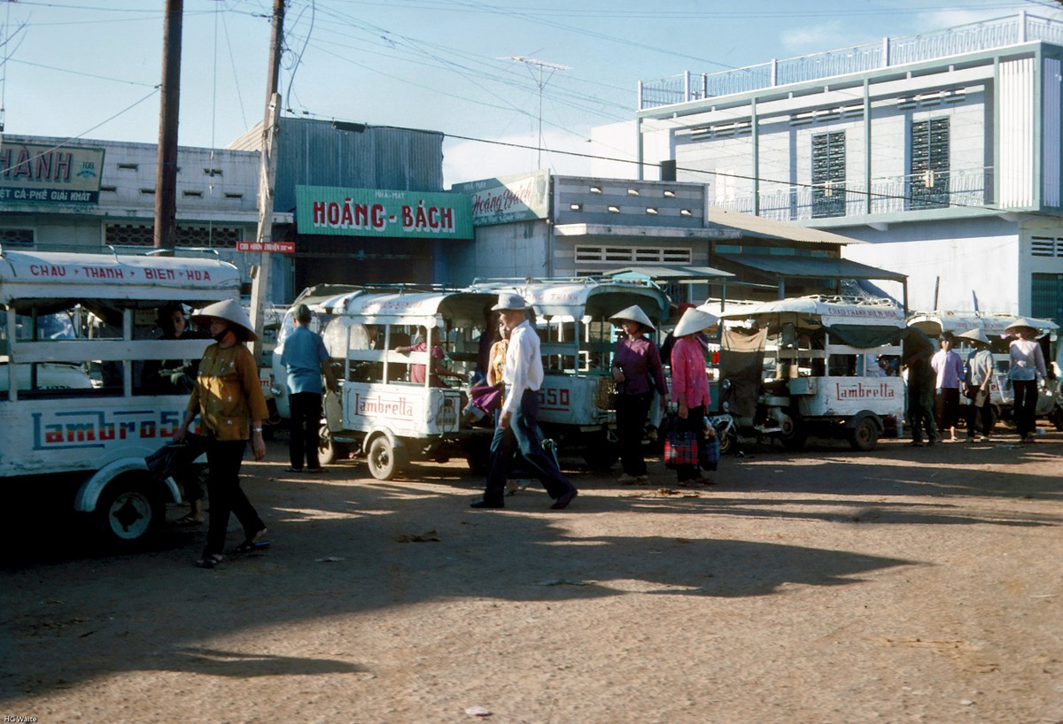 Bến xe lam Biên Hòa năm 1967. Ảnh: Smugmug.com.