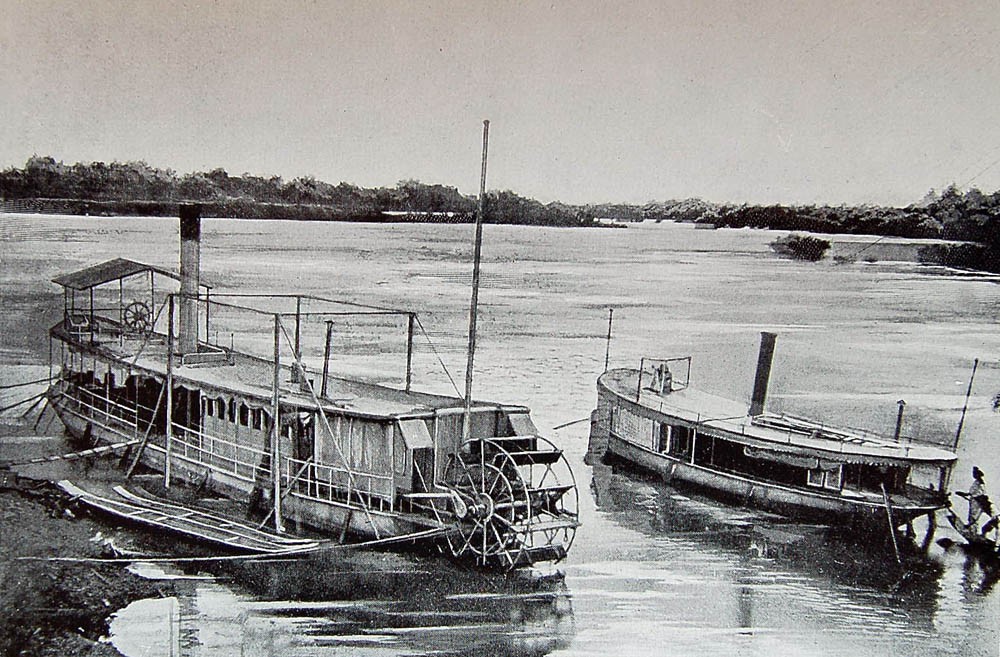 Hai con tàu mang tên "Hải Phòng" và "Hàm Luông" của Pháp trên sông Mekong ở  Lào cuối thế kỷ 19. Ảnh: Belleindochine.free.fr.