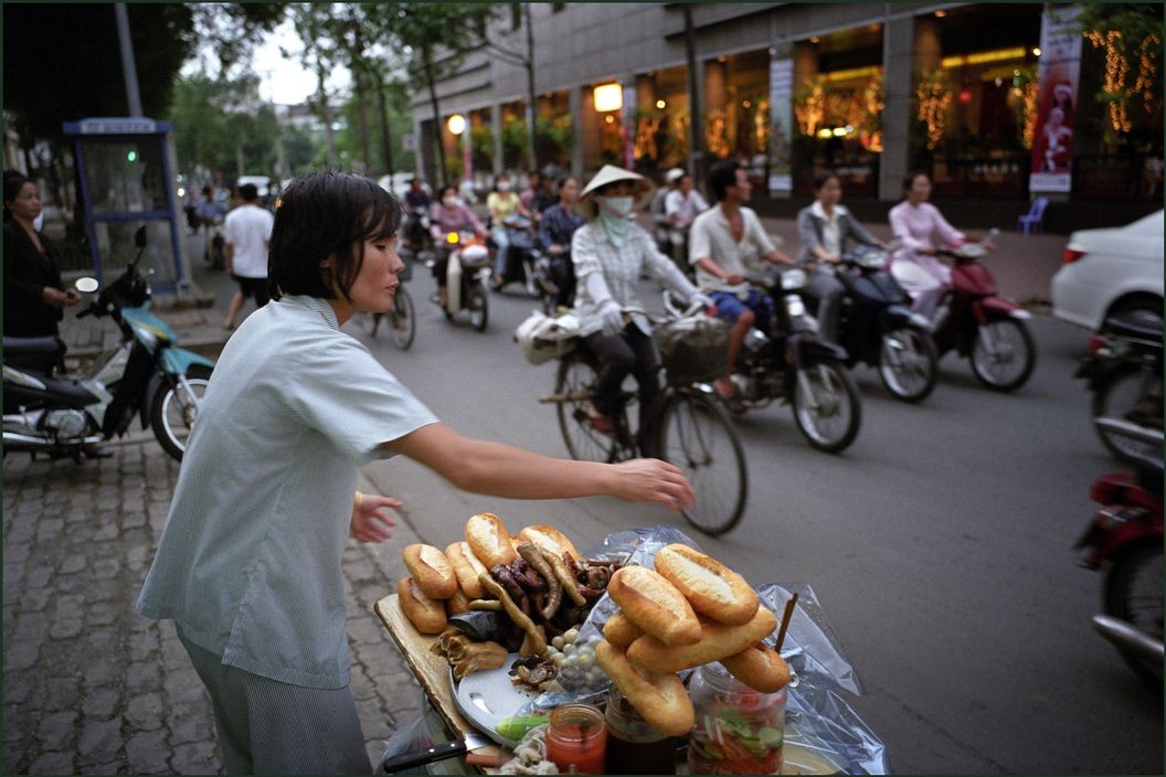 Quầy bánh mì phá lấu trên vỉa hè  Sài Gòn 10 năm trước, 2007. Ảnh: Ian Berry/ Magnum Photos.