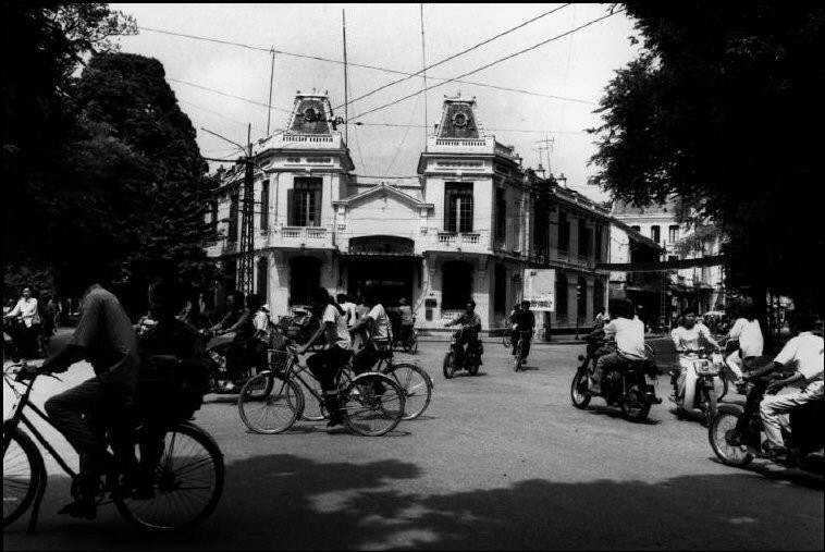 Trụ sở Công an quận Hoàn Kiếm cạnh bờ hồ Hoàn Kiếm,  Hà Nội năm 1991. Ảnh: Patrick Zachmann/ Magnum Photos.