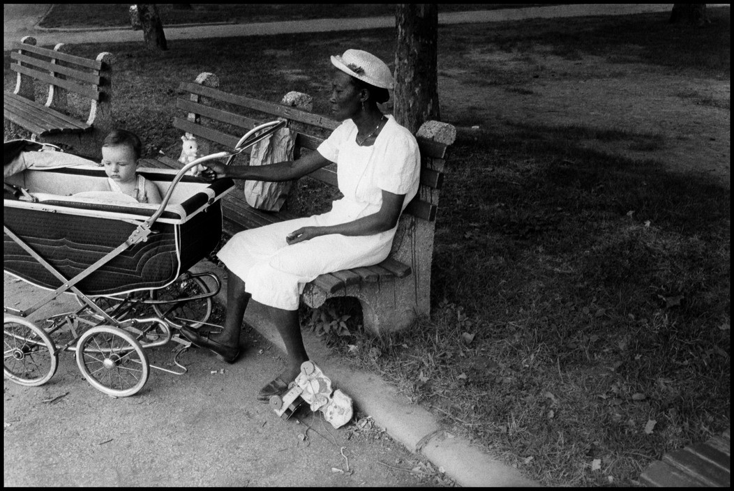 Bà bảo mẫu  người Mỹ da đen trông giữ một em bé da trắng ở công viên Trung tâm, New York năm 1960. Ảnh: Bruce Davidson/ Magnum Photos.