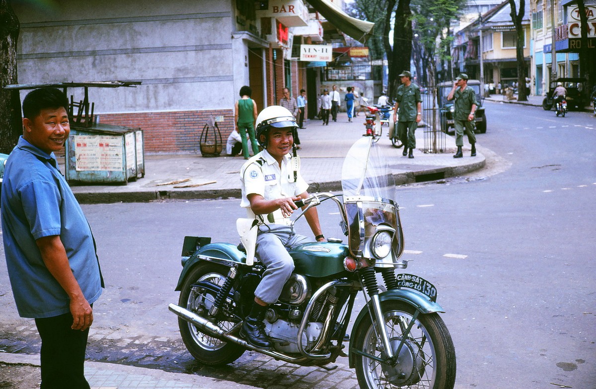 Cảnh sát Công lộ đứng ở ngã tư Ngô Đức Kế - Tự Do (Đồng Khởi),  Sài Gòn năm 1969. Ảnh: Mike Gilmore.