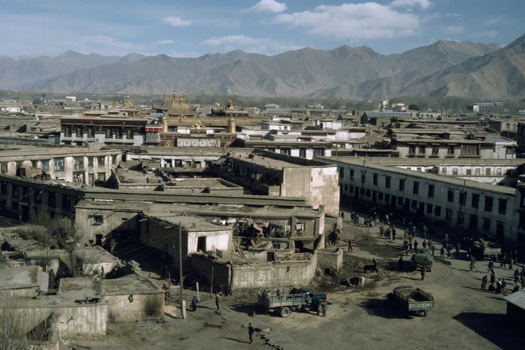 Một góc thành phố Lhasa, thủ phủ Tây Tạng năm 1981. Ảnh: Hiroji Kubota/ Magnum Photos.