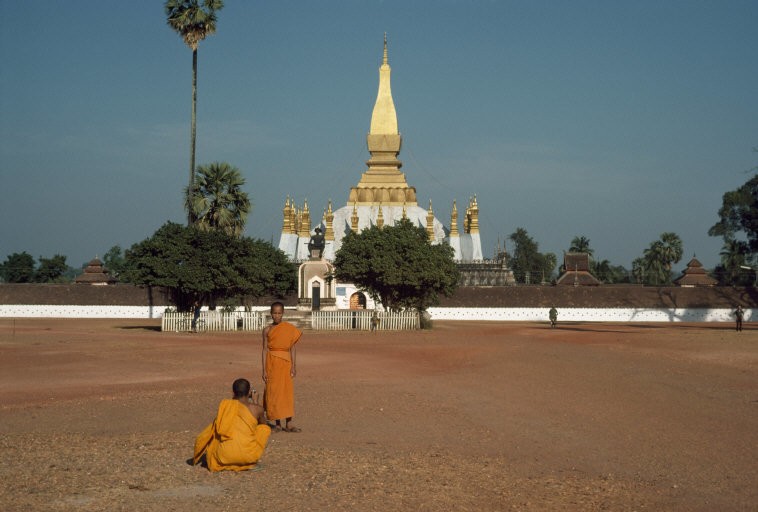 Bên ngoài Thạt Luổng, ngôi chùa dát vàng nổi tiếng của Vientiane,  Lào năm 1976. Ảnh: Hiroji Kubota/ Magnum Photos.