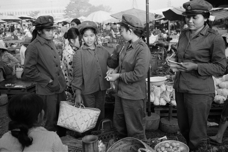 Các nữ dân quân Lào tại chợ Vientiane, Lào năm 1976. Ảnh: Hiroji Kubota/ Magnum Photos.