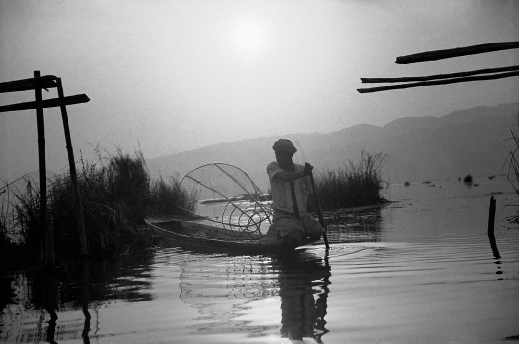 Ngư dân trên hồ Inle ở bang Shan,  Miến Điện năm 1942. Ảnh: George Rodger/ Magnum Photos.