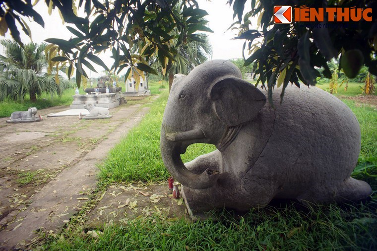 Nằm tại thôn Nỏ Bạn, xã Vân Tảo, huyện Thường Tín, Hà Nội, lăng đá Quận Vân được giới khảo cổ đánh giá là lăng mộ đá cổ đồ sộ thứ hai của Việt Nam, chỉ sau khu lăng mộ Hoàng Cao Khải ở khu vực nội thành Hà Nội.