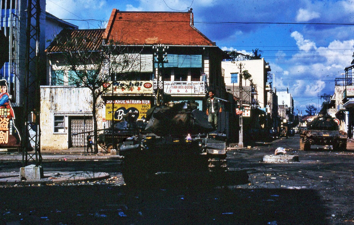 Ngã tư Tổng Đốc Phương - Nguyễn Trãi (nay là ngã tư Châu Văn Liêm - Nguyễn Trãi) ở khu vực Chợ Lớn trong  sự kiện Tết Mậu Thân năm  1968. Ảnh: Jim Giarrusso.