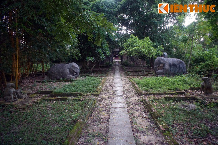 Nằm ở xã Đông Thanh, huyện Đông Sơn, tỉnh Thanh Hoá, lăng Quận Nghi có từ thời Hậu Lê, là nơi lưu giữ hai tượng voi đá cổ được coi là lớn nhất Việt Nam cũng như toàn khu vực Đông Nam Á.