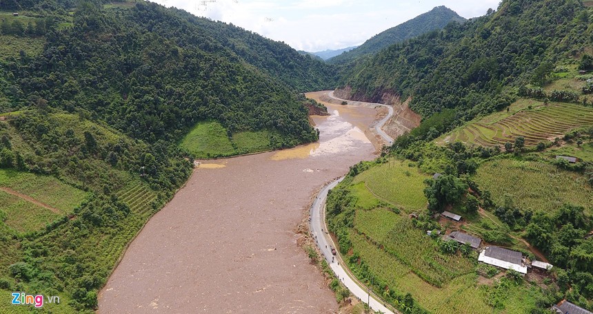 Trận lũ quét lịch sử tại thị trấn Mù Cang Chải (Yên Bái) biến hồ chứa nước thủy điện Mồ Dề (xã Mồ Dề, Mù Cang Chải) thành hồ gỗ, củi. Những khúc gỗ đủ các kích cỡ theo dòng nước bị cuốn trôi dồn vào đây.