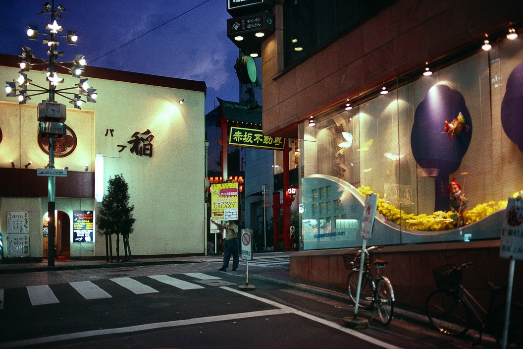 Một góc phố ở quận Akasaka,  Tokyo năm 1996. Ảnh: Harry Gruyaert/ Magnum Photos.