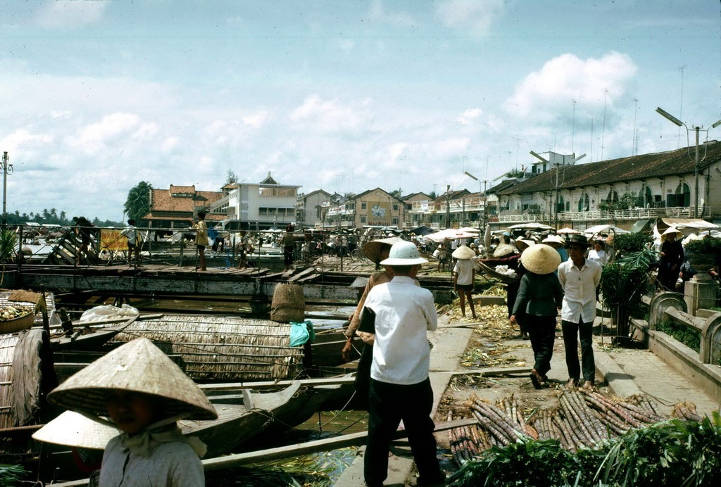 Trên bến Ninh Kiều,  Cần Thơ năm 1968. Ảnh: William Ruzin.