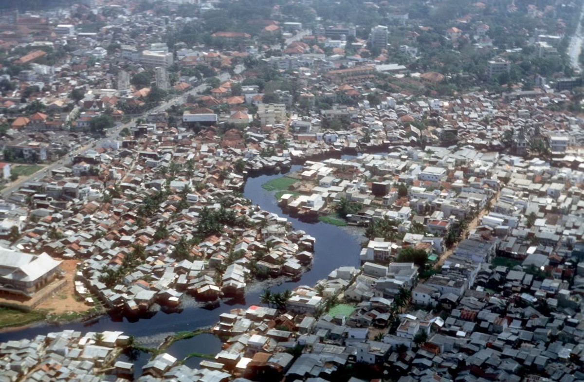 Đường Công Lý (Nam Kỳ Khởi Nghĩa) ở phía trái và rạch Thị Nghè,  Sài Gòn năm 1969. Chùa Vĩnh Nghiêm (góc dưới, trái) đang xây dựng. Ảnh: Terry Bair.