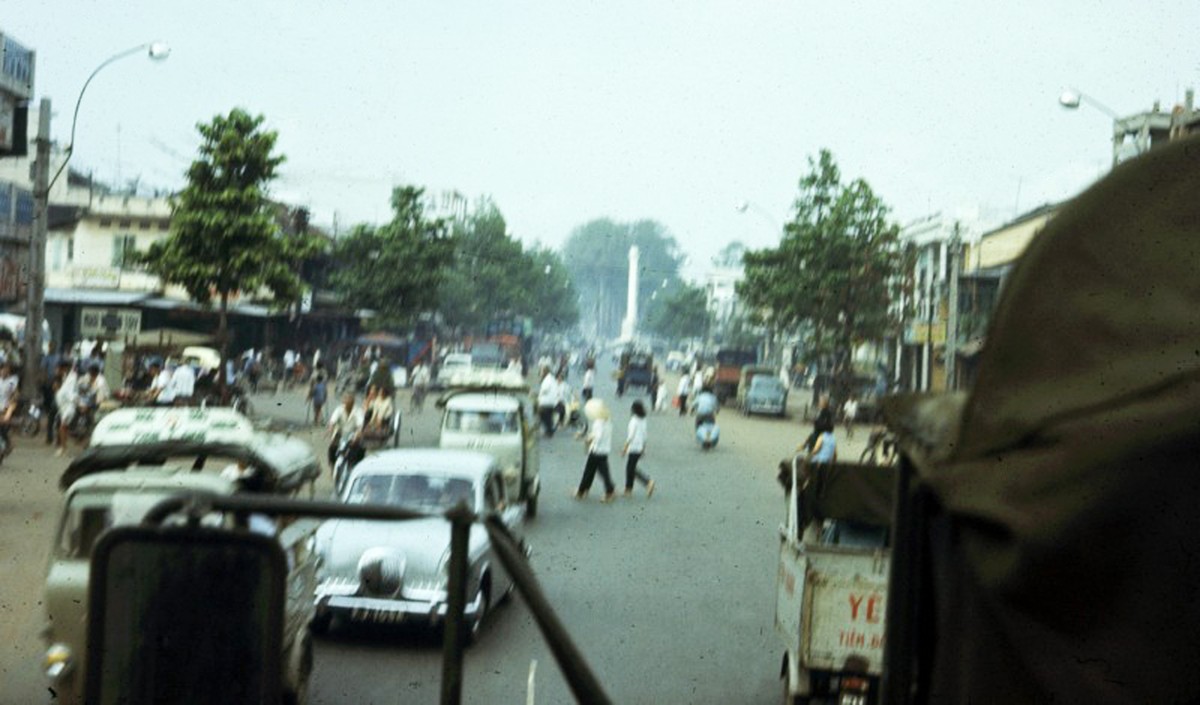 Ngã sáu Minh Mạng nhìn từ xa với tượng An Dương Vương ở giữa,  Sài Gòn năm 1970. Ảnh: Bradanne12.