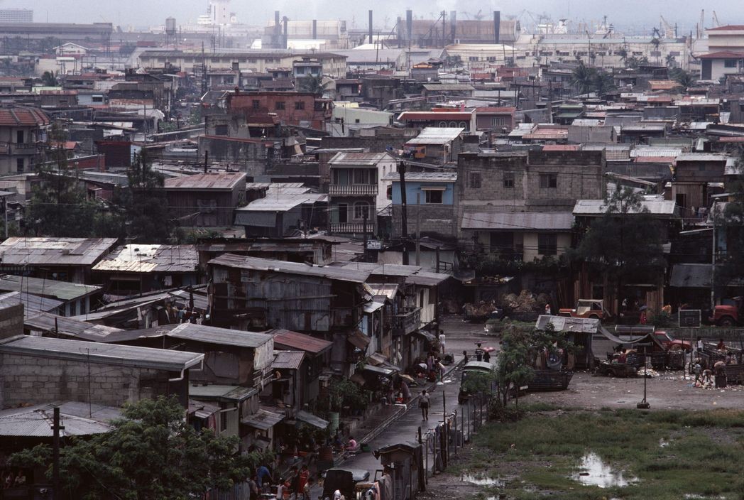 Một khu ổ chuột ở thủ đô Philippines,  Manila năm 1983 nhìn từ trên cao. Ảnh: Peter Marlow/ Magnum Photos.