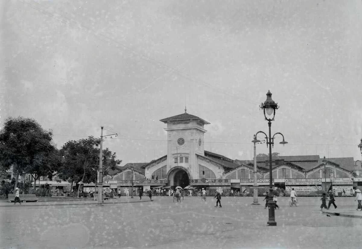 Mặt trước  chợ Bến Thành thập niên 1920. Ảnh: Huunguyenddk.