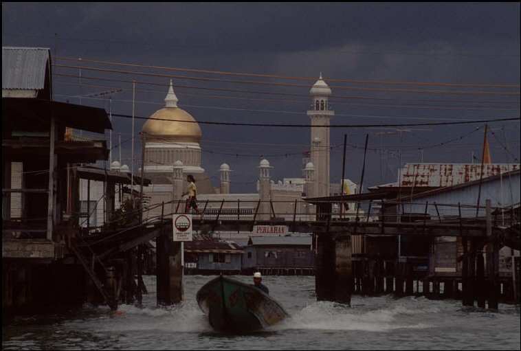 Thánh đường Hồi giáo Waqaf với mái vòm dát vàng ở thủ đô Bandar Seri Begawan,  Brunei năm 1992. Ảnh: Gueorgui Pinkhassov.