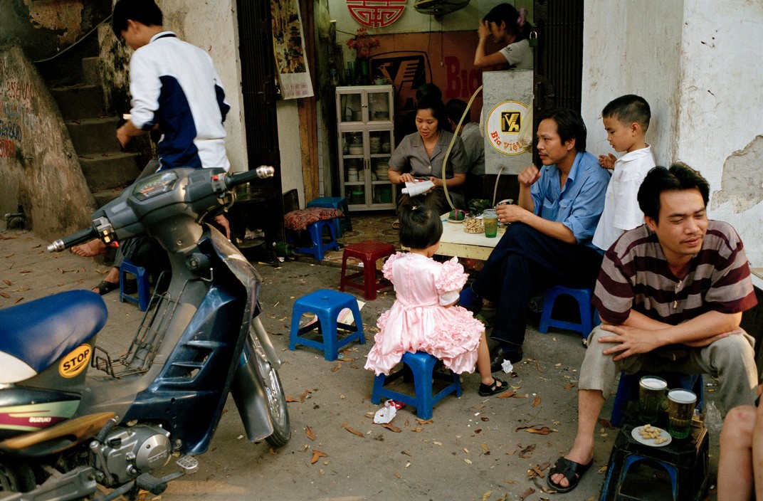 Quán bia hơi vỉa hè ở phố cổ, một nét đặc trưng của  ẩm thực đường phố Hà Nội, năm 2000. Ảnh: John Vink/ Magnum Photos.