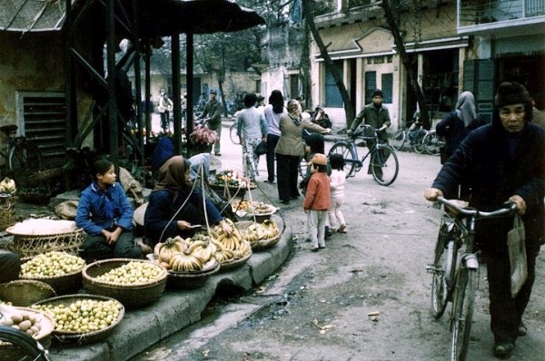  1. Ý thức con người. Vào thởi bao cấp, người sản xuất, chế biến, buôn bán lương thực thực phẩm hầu như không có tư tưởng trục lợi bằng mọi giá. Ảnh tư liệu.